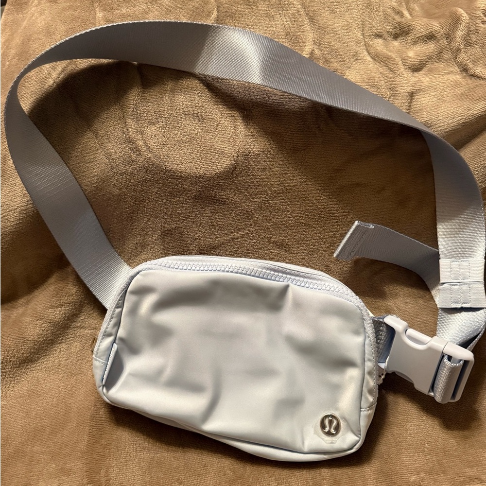 Lululemon everywhere belt bag